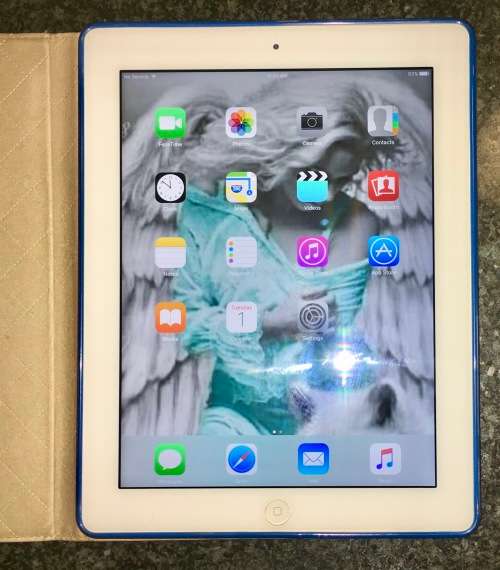 APPLE IPAD 3 -- 64G MODEL  A1430 WORKING 100% TAKES SIM,WITH CHARGER AND LEATHER COVER
