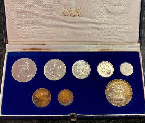 S A MINT PROOF SET 1984 WITH SILVER R1 TO 1 CENT IN BLUE S A MINT BOX WITH BOTH R1s