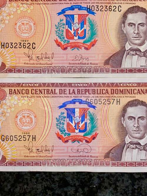 DOMINICAN REPUBLIC 5 PESO TWO DIFFERENT SIGNATURES EF 1996 & 1997(1 BID TAKES ALL)