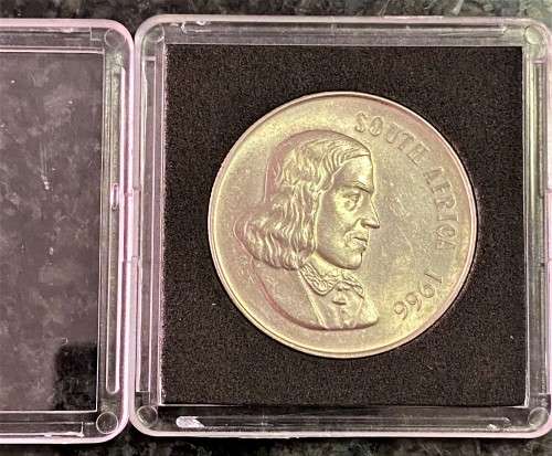 SOUTH AFRICA SILVER R1 --1966 ENGLISH GOOD CONDITION COMES IN CAPSULE SILVER 80%