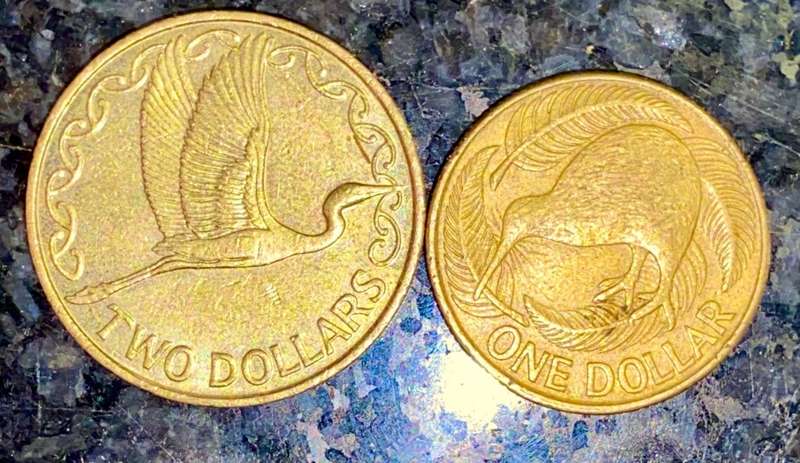 NEW ZEALAND SET 2 DOLLARS STORK 2011 & 1 DOLLAR 1990 KIWI (1 BID TAKE ALL)