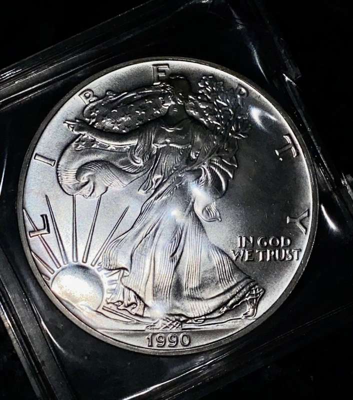U S A - 1OZ SILVER EAGLE DOLLAR 1990 LIBERTY UNC  .999 SILVER IN CAPSULE