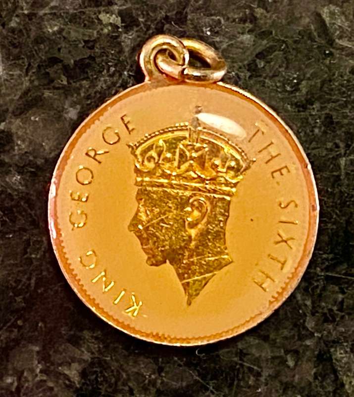 SOUTHERN RHODESIA 6D SIXPENCE GILTED & ENAMELED COIN PENDANT EXCELLENT CONDITION