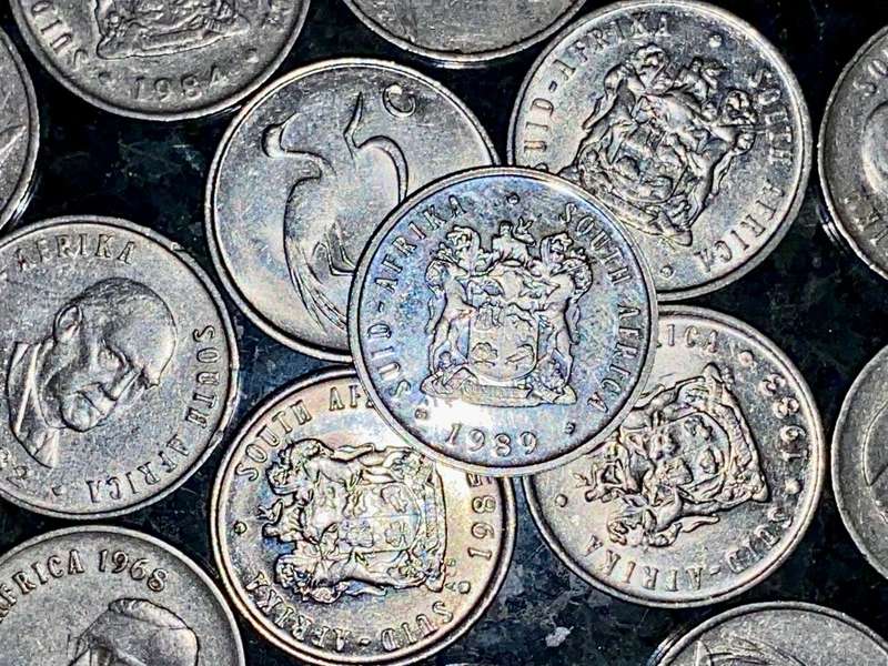 SOUTH AFRICA 5 CENTS INCLUDES UNC 1989 & VARIOUS DATES 2ND DECIMAL 1965-89(1 BID TAKES ALL 26 COINS)