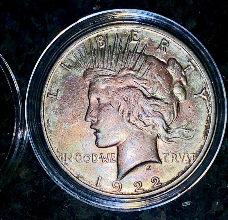 U S A SILVER 1 DOLLAR - 1922 PEACE DOLLAR - DENVER MINT - NICE TONING IN CAPSULE