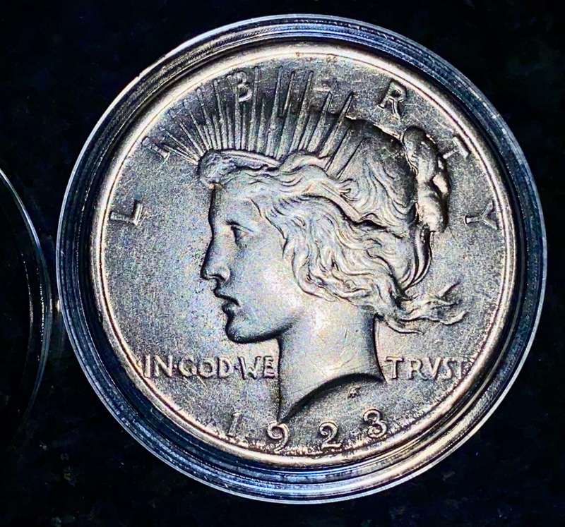U S A SILVER 1 DOLLAR - 1923 PEACE DOLLAR - PHILADELPHIA MINT - GOOD CONDITION IN CAPSULE