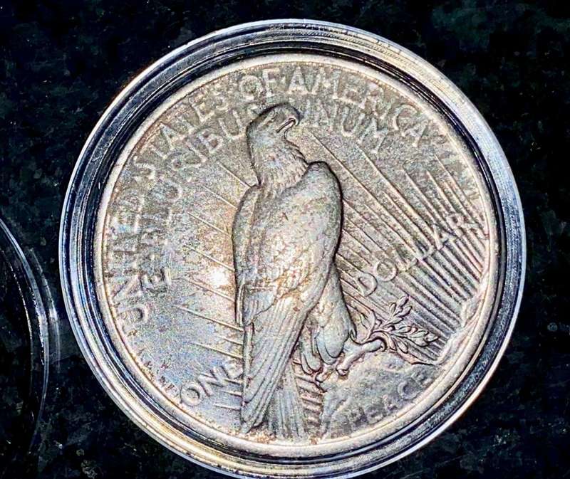 U S A SILVER 1 DOLLAR - 1923 PEACE DOLLAR - PHILADELPHIA MINT - GOOD CONDITION IN CAPSULE