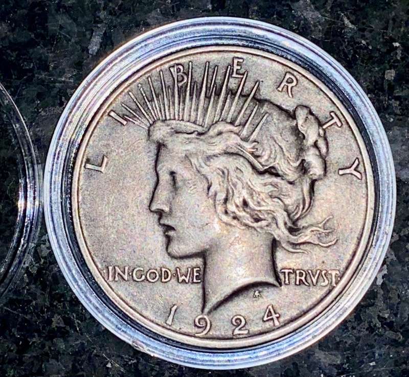 U S A SILVER 1 DOLLAR - 1924 PEACE DOLLAR - PHILADELPHIA MINT - GOOD CONDITION IN CAPSULE