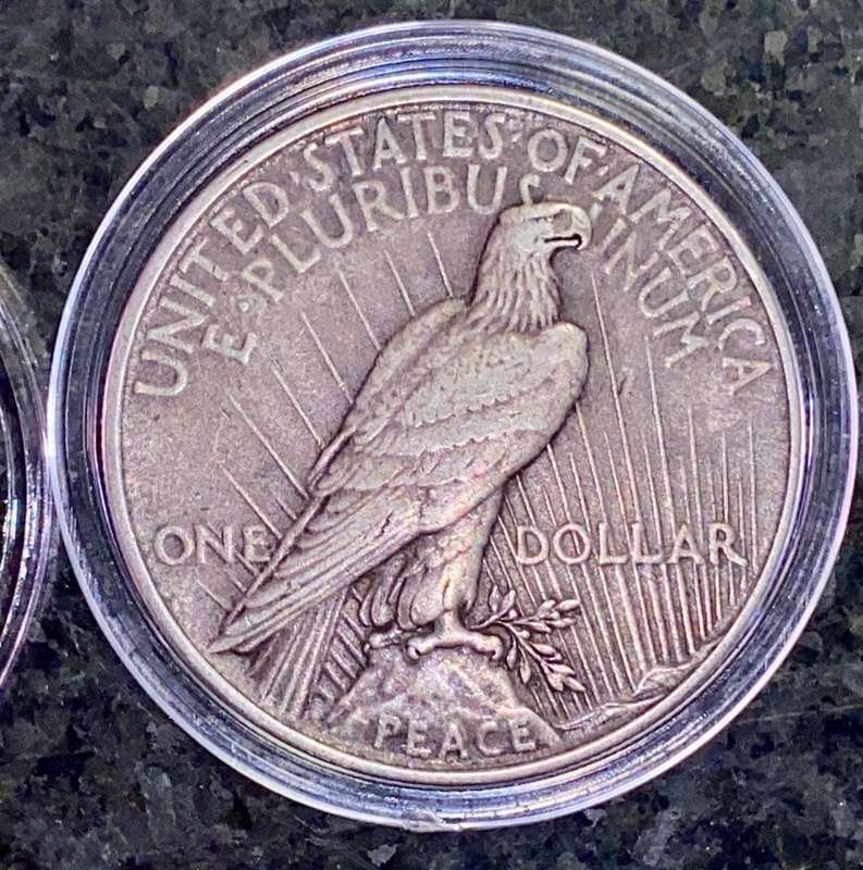 U S A SILVER 1 DOLLAR - 1924 PEACE DOLLAR - PHILADELPHIA MINT - GOOD CONDITION IN CAPSULE