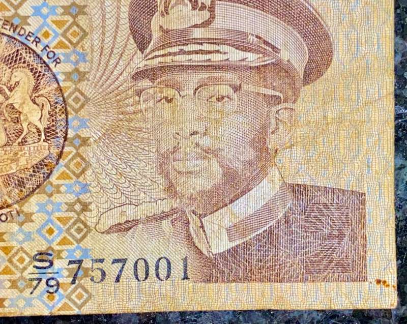 LESOTHO ERROR NOTE 2 MALOTI 1981 MISSING RIGHT SHOULDER LAPEL