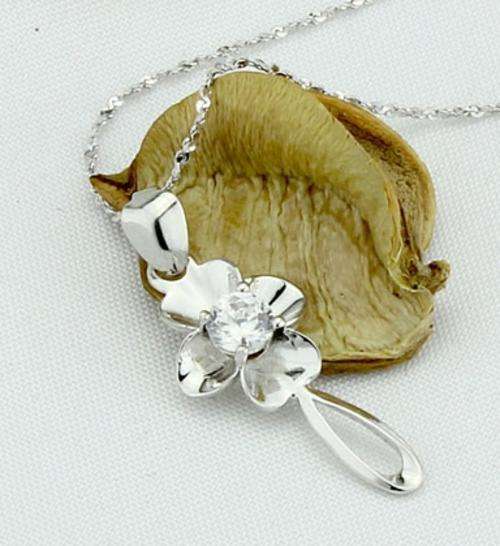 GORGEOUS SOLID 925 STERLING SILVER SIM. DIAMOND FLOWER PENDANT