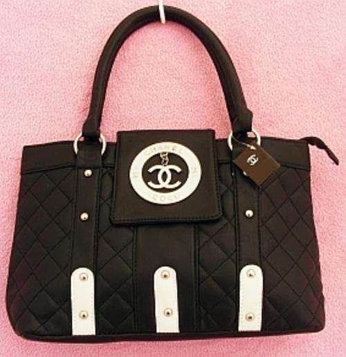 FASHIONABLE BLACK HANDBAG