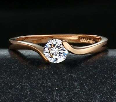 STUNNING 18K GP CZ Diamond Solitaire Ring - SIZE: 8