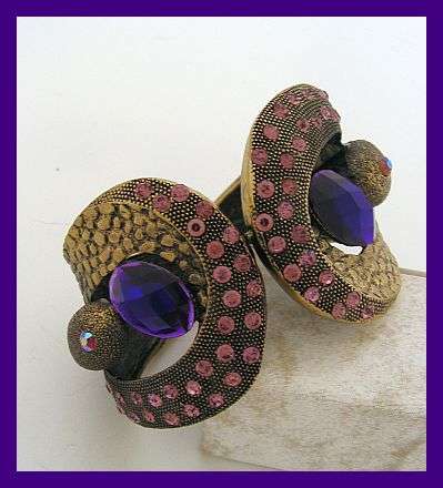 ANTIQUE STYLE GOLD METAL HINGED BRACELET WITH PURPLE AND PINK ACRYLIC STONES