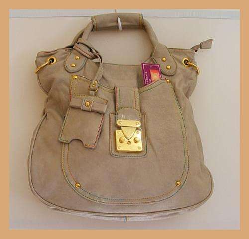 GORGEOUS CREAM HANDBAG WITH GOLD AND STUD DETAIL