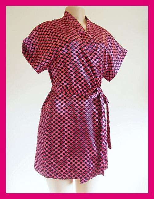 SIZE: MEDIUM - SUPER CUTE LIPS SILKY SHORT DRESSING GOWN