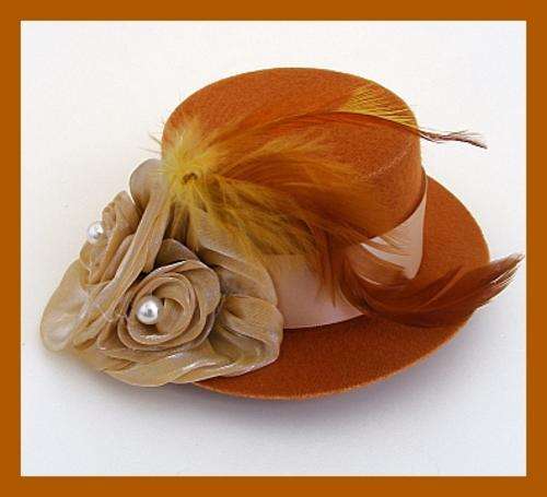 SUPER CHIC MINI HAT WITH ROSE & FEATHER DETAIL - BROWN