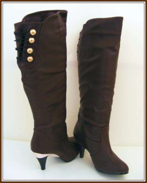 BROWN BOOTS WITH BUTTON & HEEL DETAIL - SIZE 5