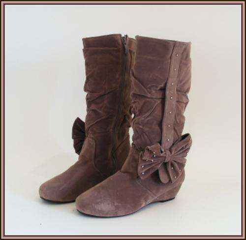 *R1* - SIZE: 7 - TAUPE LOW WEDGE BOOTS WITH DIAMANTE BOW