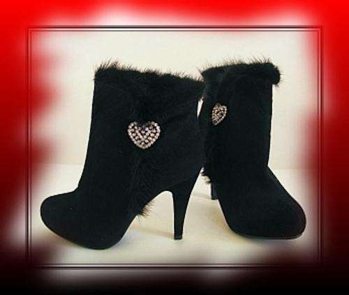 *R1* - SIZE: 5 - BLACK FULLY FUR LINED ANKLE BOOTS WITH DIAMANTE HEART