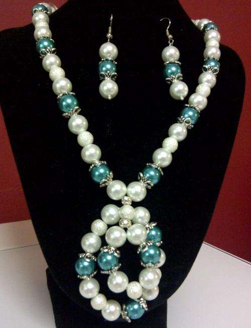 White and turquoise pearls necklace with earrings