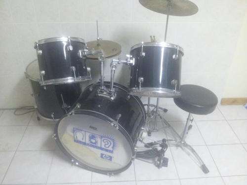 Great starter drum kit with Aerosmith drum sticks