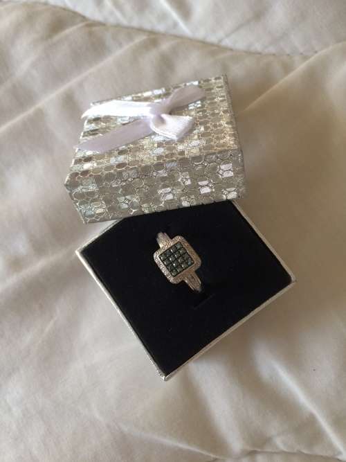 9ct White GOLD Ring WITH 28 DIAMONDS