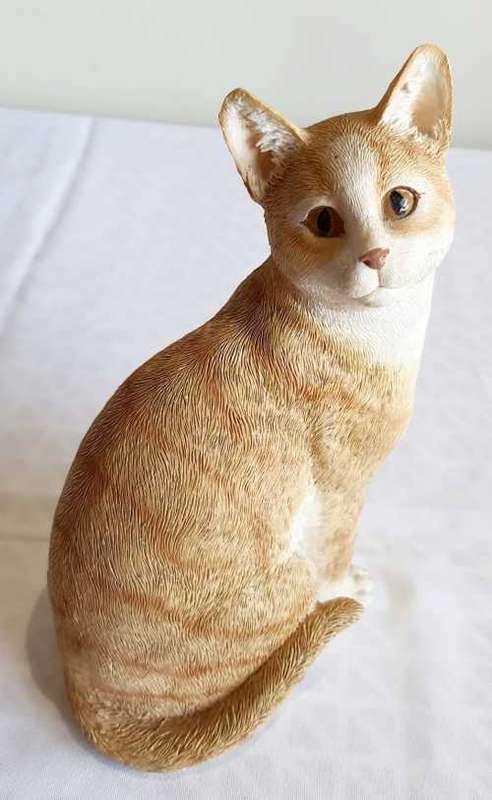 Outstanding 19.5cm Cat Figurine from The Leonardo Collection - Marked