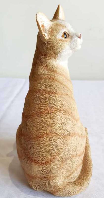 Outstanding 19.5cm Cat Figurine from The Leonardo Collection - Marked