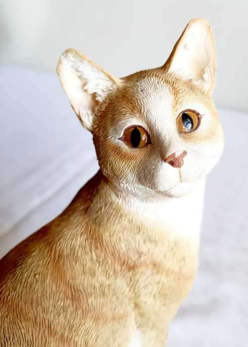 Outstanding 19.5cm Cat Figurine from The Leonardo Collection - Marked