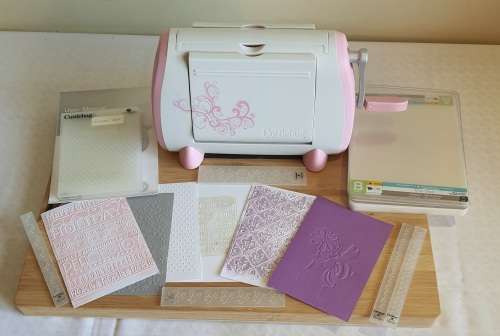 Provo Craft CUTTLEBUG Die Cutter and Embosser With Extras - As New