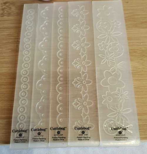 Provo Craft CUTTLEBUG Die Cutter and Embosser With Extras - As New