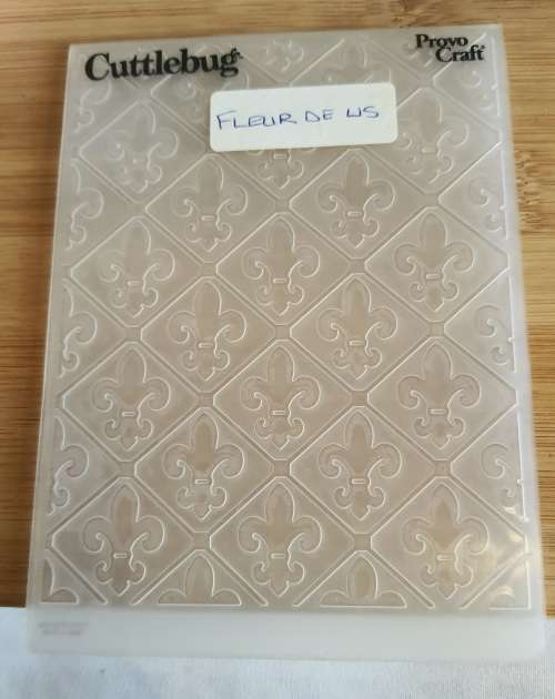 Provo Craft CUTTLEBUG Die Cutter and Embosser With Extras - As New