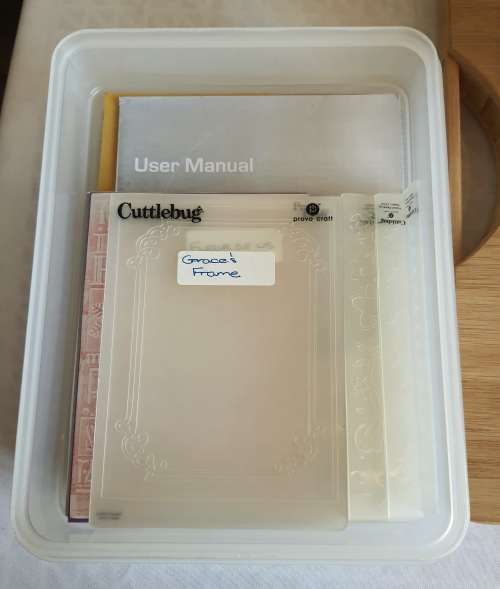 Provo Craft CUTTLEBUG Die Cutter and Embosser With Extras - As New