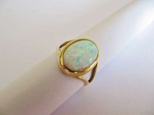 Vintage 9ct Gold Ring with Opal Stone
