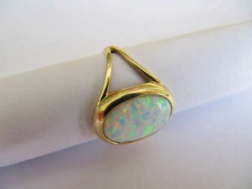 Vintage 9ct Gold Ring with Opal Stone