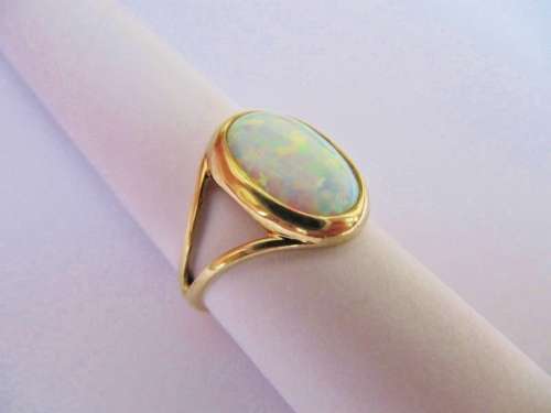 Vintage 9ct Gold Ring with Opal Stone
