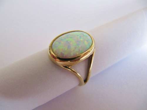 Vintage 9ct Gold Ring with Opal Stone