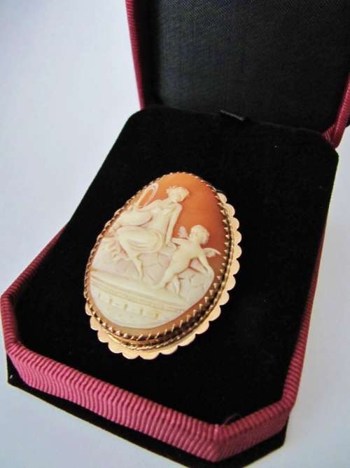 Antique 9K Gold Cameo with Carved Classical Scene