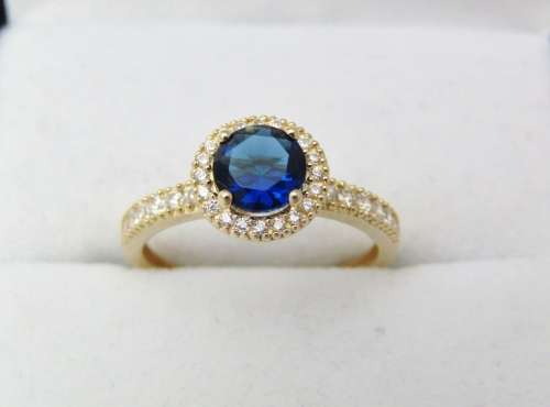 Beautiful! 9ct Gold Ring with Sparkling Blue- and Clear Zirconia Stones