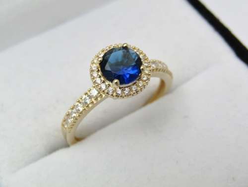 Beautiful! 9ct Gold Ring with Sparkling Blue- and Clear Zirconia Stones