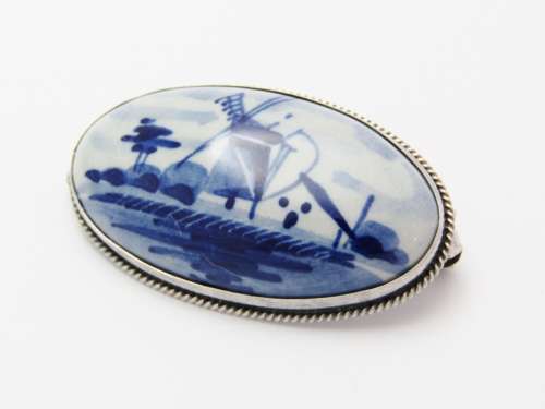 A Lovely Vintage Delft Broach in Sterling Silver.