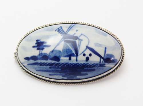 A Lovely Vintage Delft Broach in Sterling Silver.