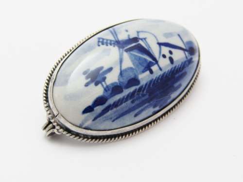 A Lovely Vintage Delft Broach in Sterling Silver.