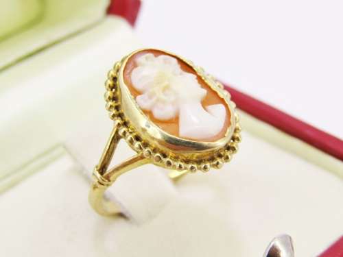 Lovely 9CT Gold & Oval Carved Cameo Ring