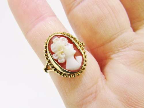 Lovely 9CT Gold & Oval Carved Cameo Ring