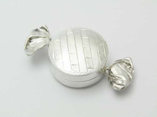 Beautiful UK Hallmarked  Sweetie Pillbox in Sterling Silver