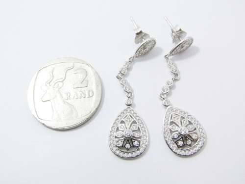 An Elegant pair of Zirconia Dangling  Drop Earrings in Sterling Silver.