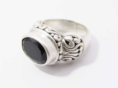 A Gorgeous Filigree Onyx Ring in Sterling Silver.