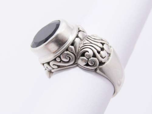 A Gorgeous Filigree Onyx Ring in Sterling Silver.